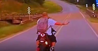 【動画】パトカーに追われるバイク！カーブを曲がり切れず転倒かと思ったら…