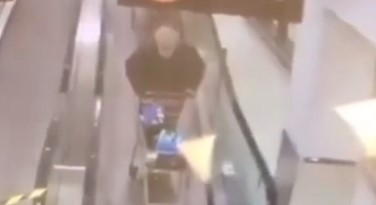 【動画】スーパーのエスカレーターでパニックになる高齢者たち