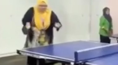 【動画】はじめて卓球にチャレンジした女性が下手すぎで爆笑